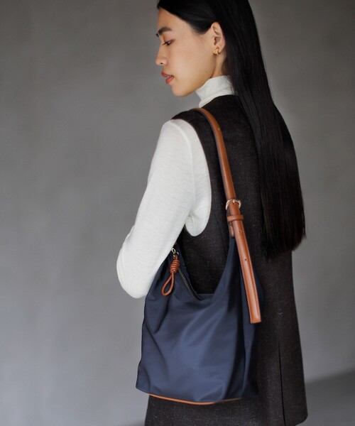 green label relaxing（グリーンレーベルリラクシング）の「ダブルバックル 2WAYショルダーバッグ M はっ水（ショルダーバッグ・レディース・グレー/オフホワイト/ブラック/ネイビー・FREE）」の5枚目の写真