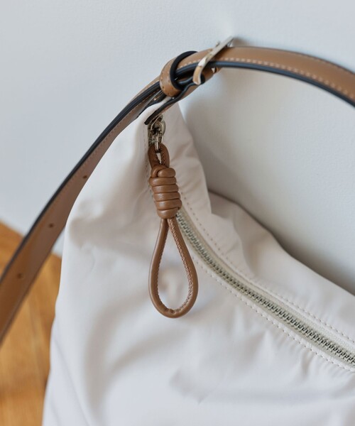 green label relaxing（グリーンレーベルリラクシング）の「ダブルバックル 2WAYショルダーバッグ M はっ水（ショルダーバッグ・レディース・グレー/オフホワイト/ブラック/ネイビー・FREE）」の9枚目の写真