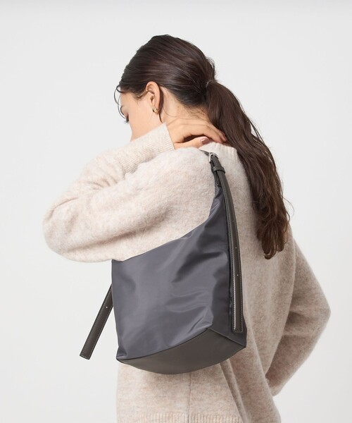 green label relaxing（グリーンレーベルリラクシング）の「ダブルバックル 2WAYショルダーバッグ M はっ水（ショルダーバッグ・レディース・グレー/オフホワイト/ブラック/ネイビー・FREE）」の22枚目の写真