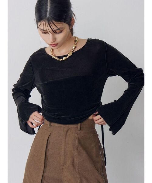 MURUA（ムルーア）の「フレアスリーブベロアトップス（Tシャツ/カットソー・レディース・ブラック/ブラウン/ブルー・FREE）」の2枚目の写真