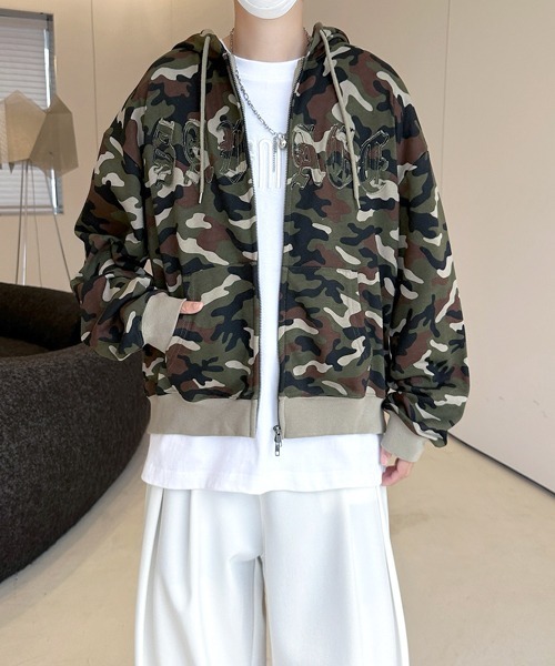 FVLMEN(フルメン)の「【FVLMEN】logo patch tree camouflage short W zip parka/ロゴ パッチ ツリー カモフラージュ 短丈 ダブル ジップ パーカー(パーカー・メンズ・グリーン系カモフラージュ/ブラウン系カモフラージュ・MEDIUM/LARGE)」の2枚目の写真