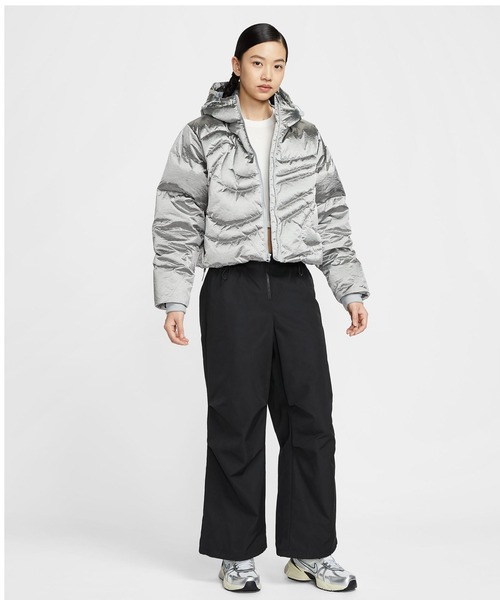 NIKE(ナイキ)の「NIKE AS W NSW TF DWN MTLC SWSH PFR / ナイキ ウィメンズ NSW TF DWN メタリック スウッシュ パファー 【SP】(ダウンジャケット/コート・レディース・シルバー・L/M/S)」の10枚目の写真