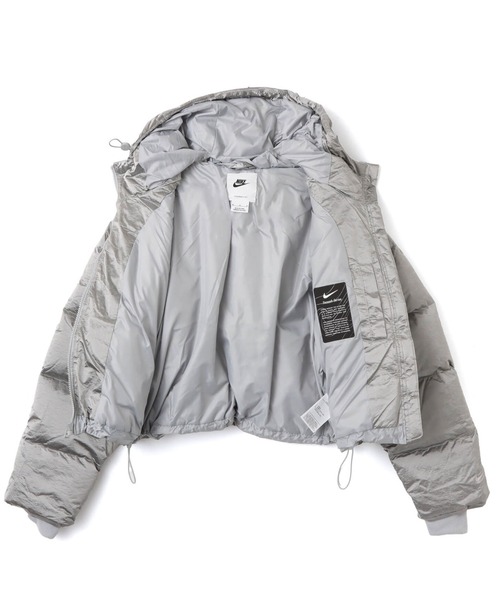 NIKE(ナイキ)の「NIKE AS W NSW TF DWN MTLC SWSH PFR / ナイキ ウィメンズ NSW TF DWN メタリック スウッシュ パファー 【SP】(ダウンジャケット/コート・レディース・シルバー・L/M/S)」の4枚目の写真
