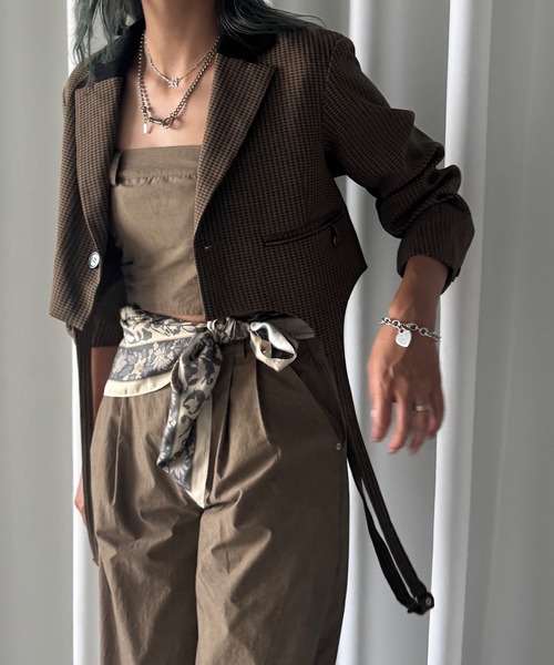 Ameri（アメリ）の「DAQHNE 90×90 SILK SCARF（ストール/ショール・レディース・ブラウン/アイボリー/ブラック・FREE）」の6枚目の写真