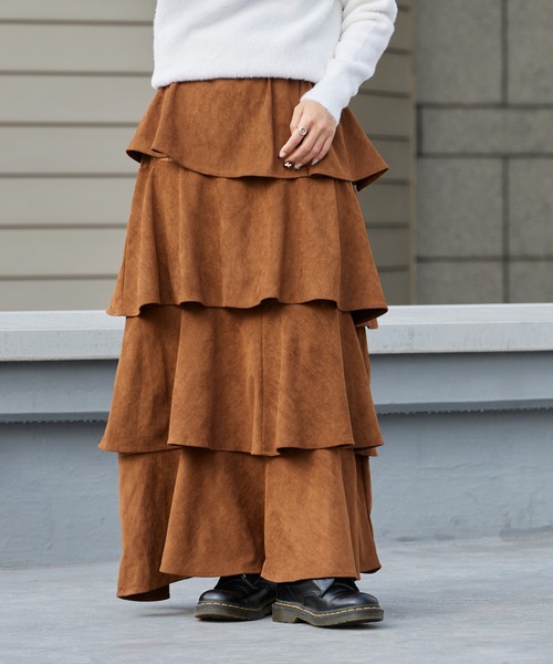 AO2(アオズ)の「【80%OFF】フェイクスエードティアードロングスカート(スカート・レディース・ブラック/ベージュ/ブラウン・FREE)」の1枚目の写真