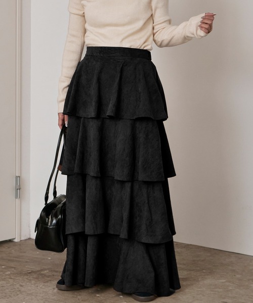 AO2(アオズ)の「【80%OFF】フェイクスエードティアードロングスカート(スカート・レディース・ブラック/ベージュ/ブラウン・FREE)」の2枚目の写真