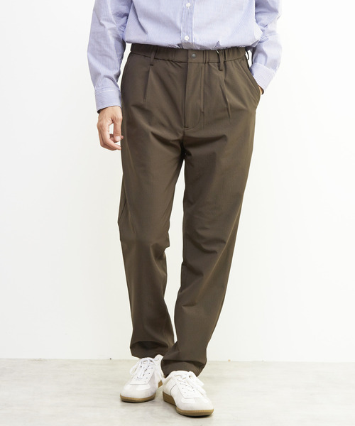 MEN'S MELROSE(メンズメルローズ)の「ストームフリースワンプリーツイージーパンツ | ストレッチ/撥水/透湿/防シワ/ウォッシャブル(スラックス・メンズ・ブラウン/ブラック・3/2/4)」の2枚目の写真