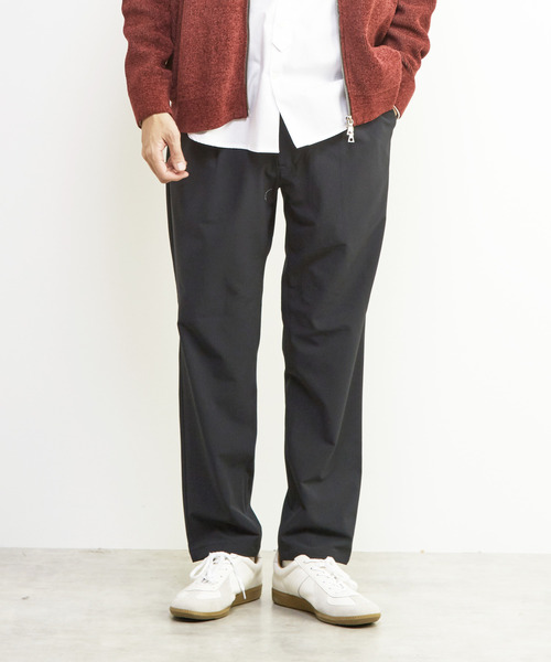 MEN'S MELROSE(メンズメルローズ)の「ストームフリースワンプリーツイージーパンツ | ストレッチ/撥水/透湿/防シワ/ウォッシャブル(スラックス・メンズ・ブラウン/ブラック・3/2/4)」の1枚目の写真