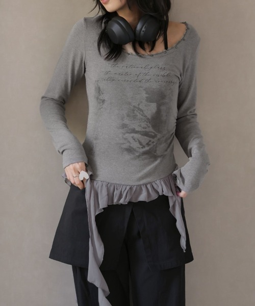 Ulysses(ユリシス)の「アシンメトリーフリルヘムリベットデザインカットソー(Tシャツ/カットソー・レディース・グレー/ダークグレー・F)」の2枚目の写真