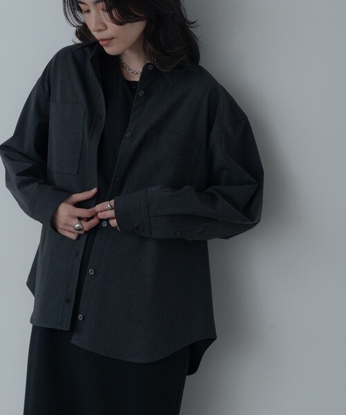 GALLEST(ギャレスト)の「Timeless|ウーステッドライクフォルムシャツ【セットアップ対応】(シャツ/ブラウス・レディース・チャコールグレー/ベージュ/ライトグレー・34/38)」の1枚目の写真
