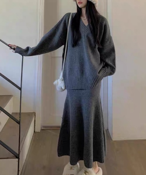 gossip!ロサンゼルス(ゴシップロサンゼルス)の「Vネック×マーメイドフレア ニットセットアップ(ニット/セーター・レディース・ブラウン/ブラック/グレー・FREE)」の1枚目の写真