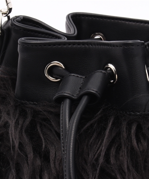 MOUSSY（マウジー）の「DRAWSTRING FUR BAG（ショルダーバッグ・レディース・ブラック/オフホワイト・FREE）」の5枚目の写真