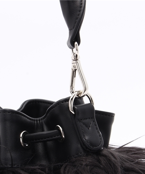 MOUSSY（マウジー）の「DRAWSTRING FUR BAG（ショルダーバッグ・レディース・ブラック/オフホワイト・FREE）」の7枚目の写真