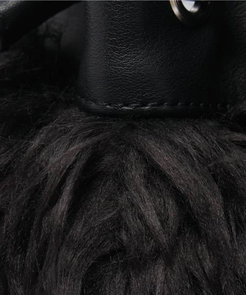 MOUSSY（マウジー）の「DRAWSTRING FUR BAG（ショルダーバッグ・レディース・ブラック/オフホワイト・FREE）」の11枚目の写真