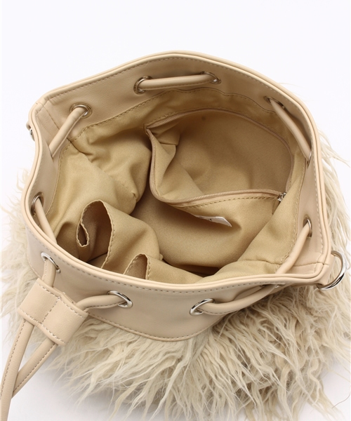 MOUSSY（マウジー）の「DRAWSTRING FUR BAG（ショルダーバッグ・レディース・ブラック/オフホワイト・FREE）」の13枚目の写真