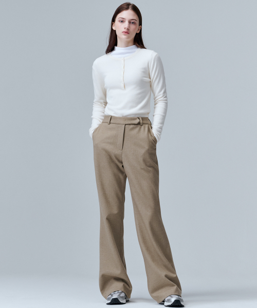 MALOUPE(マロップ)の「2152 裏起毛ワイドフレアパンツ(ベージュ)(スラックス・レディース・ベージュ・26/28/30)」の4枚目の写真