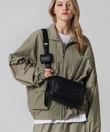 BSMT（ベースメントアーカイブ）の「Minimalist synthetic leather one pocket crossbody bag（メッセンジャーバッグ）」