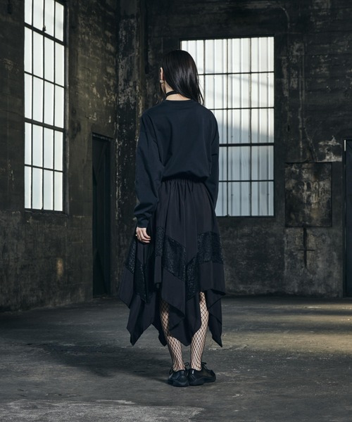 NIKE(ナイキ)の「ナイキ スポーツウェア ウィメンズ オーバーサイズド ロングスリーブ Tシャツ / Nike Sportswear Women's Oversized Long-Sleeve T-Shirt IH7599-010 Black(Tシャツ/カットソー・レディース・ブラック・S/XS/L/M/XL)」の6枚目の写真
