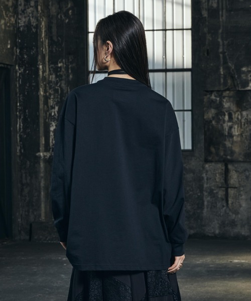 NIKE(ナイキ)の「ナイキ スポーツウェア ウィメンズ オーバーサイズド ロングスリーブ Tシャツ / Nike Sportswear Women's Oversized Long-Sleeve T-Shirt IH7599-010 Black(Tシャツ/カットソー・レディース・ブラック・S/XS/L/M/XL)」の7枚目の写真