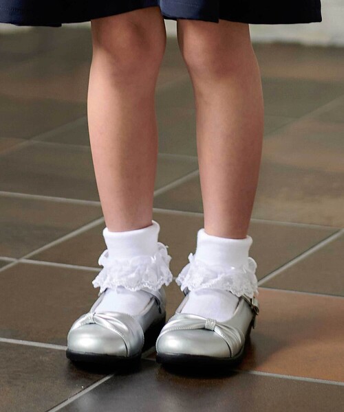 BeBe（ベベ）の「ギャザーリボンストラップシューズ（パンプス・キッズ・グレー・19.0cm/21.0cm/20.0cm/18.0cm）」の3枚目の写真