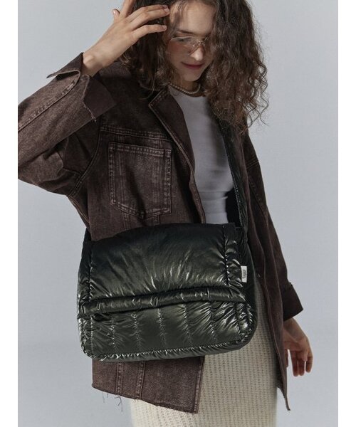MAISON CREME(メゾンクレム)の「Canele Padding bag_ L size_Khaki(メッセンジャーバッグ・レディース・その他・L)」の3枚目の写真