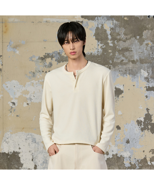 HYOJI（ヒョージ）の「リブゴルジヘンリーネッククロップTシャツ（4カラー）（Tシャツ/カットソー・メンズ・ブラウン/チャコール/ブラック/アイボリー・L/M）」の2枚目の写真