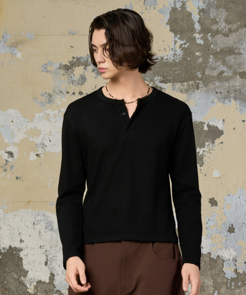 HYOJI（ヒョージ）の「リブゴルジヘンリーネッククロップTシャツ（4カラー）（Tシャツ/カットソー・メンズ・ブラウン/チャコール/ブラック/アイボリー・L/M）」の11枚目の写真