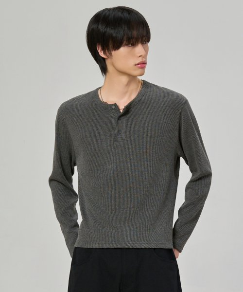 HYOJI（ヒョージ）の「リブゴルジヘンリーネッククロップTシャツ（4カラー）（Tシャツ/カットソー・メンズ・ブラウン/チャコール/ブラック/アイボリー・L/M）」の10枚目の写真