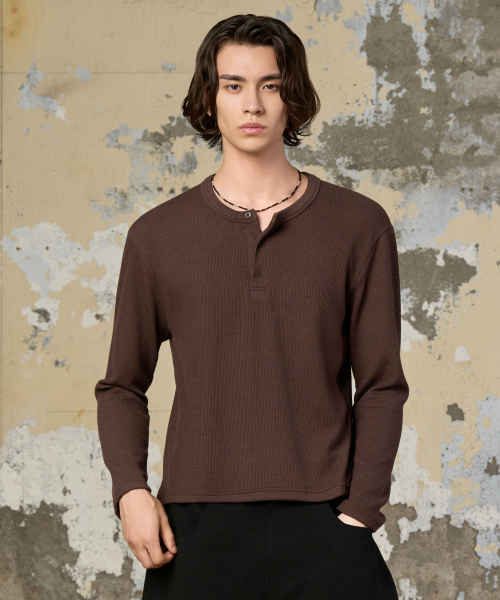 HYOJI（ヒョージ）の「リブゴルジヘンリーネッククロップTシャツ（4カラー）（Tシャツ/カットソー・メンズ・ブラウン/チャコール/ブラック/アイボリー・L/M）」の9枚目の写真