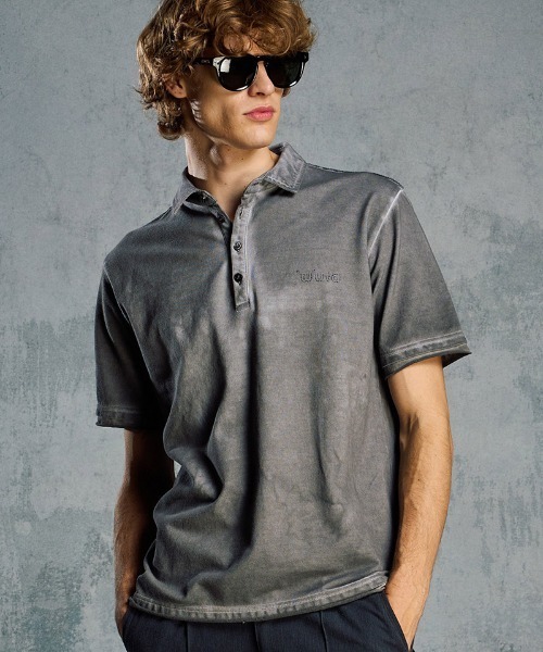 wjk(ダヴルジェイケイ)の「mhs2511- cut-off polo S-S(printed) ポロシャツ(705 mw04i)(ポロシャツ・メンズ・ブラック系その他/ダークグレー/ホワイト・XL/L/M/S)」の3枚目の写真