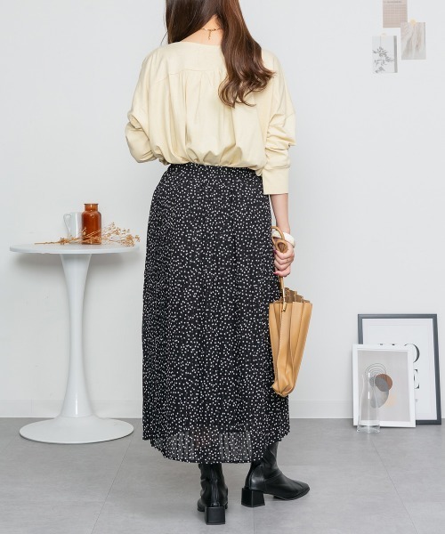 aity(アイティ)の「M-5L アシメトリー裾タックロングスリーブTシャツ 夏服(Tシャツ/カットソー・レディース・カーキ/ブラック/ベージュ/ホワイト・LL~3L/M~L/4L~5L)」の6枚目の写真