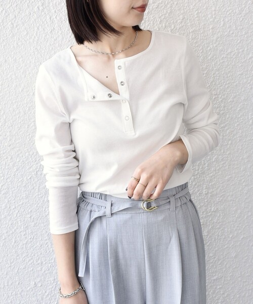 SHIPS Colors(シップス カラーズ)の「SHIPS Colors:〈手洗い可能〉シアー ドライタッチ ヘンリーネック TEE◇(Tシャツ/カットソー・レディース・クリーム/ダークグレー/ネイビー/ホワイト/ピンク・ONE SIZE)」の2枚目の写真
