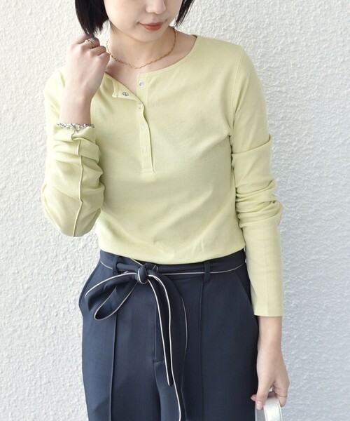 SHIPS Colors(シップス カラーズ)の「SHIPS Colors:〈手洗い可能〉シアー ドライタッチ ヘンリーネック TEE◇(Tシャツ/カットソー・レディース・クリーム/ダークグレー/ネイビー/ホワイト/ピンク・ONE SIZE)」の4枚目の写真