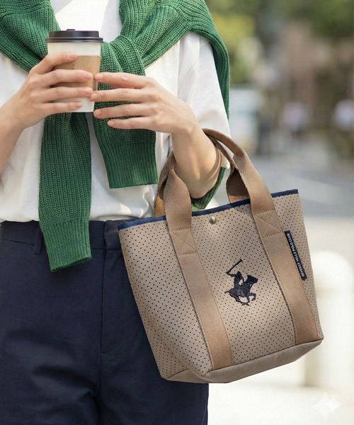 BEVERLY HILLS POLO CLUB(ビバリーヒルズポロクラブ)の「BEVERLY HILLS POLO CLUB/ビバリーヒルズポロクラブ BHPC ミニトートバッグ ネオプレーン風パンチング素材 軽量 キレカジ バッグ(トートバッグ・レディース・ブラック/ネイビー/ベージュ・FREE)」の2枚目の写真