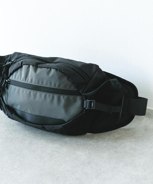 URBAN RESEARCH DOORS(アーバンリサーチドアーズ)の「フロントポケットボディバッグ(ショルダーバッグ・メンズ・ブラック/グレー・-)」の2枚目の写真