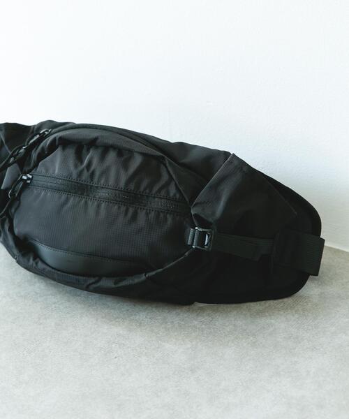 URBAN RESEARCH DOORS(アーバンリサーチドアーズ)の「フロントポケットボディバッグ(ショルダーバッグ・メンズ・ブラック/グレー・-)」の1枚目の写真