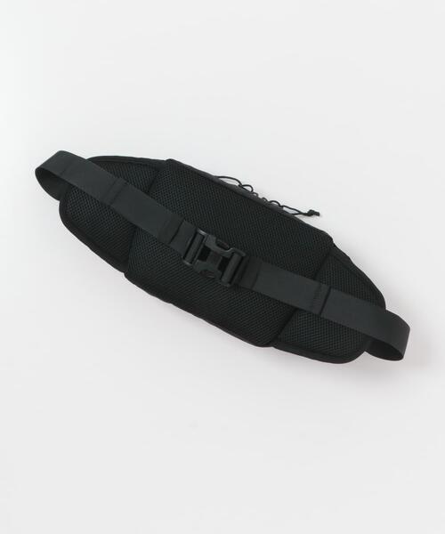 URBAN RESEARCH DOORS(アーバンリサーチドアーズ)の「フロントポケットボディバッグ(ショルダーバッグ・メンズ・ブラック/グレー・-)」の4枚目の写真