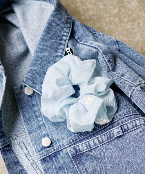 Kastane（カスタネ）の「【fiw.】フラワーステッチシュシュ（シュシュ・レディース・サックスブルー/ブラック/アイボリー・FREE）」の3枚目の写真