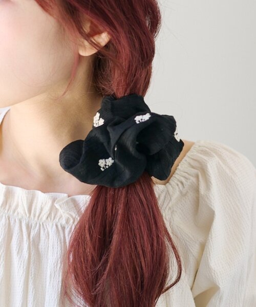 Kastane（カスタネ）の「【fiw.】フラワーステッチシュシュ（シュシュ・レディース・サックスブルー/ブラック/アイボリー・FREE）」の2枚目の写真