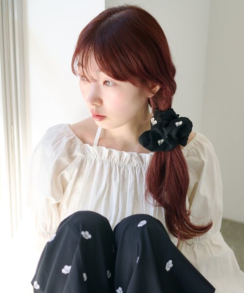 Kastane（カスタネ）の「【fiw.】フラワーステッチシュシュ（シュシュ・レディース・サックスブルー/ブラック/アイボリー・FREE）」の4枚目の写真