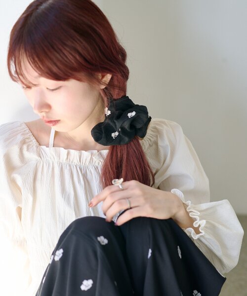 Kastane（カスタネ）の「【fiw.】フラワーステッチシュシュ（シュシュ・レディース・サックスブルー/ブラック/アイボリー・FREE）」の5枚目の写真