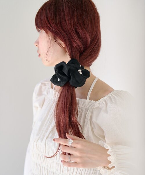 Kastane（カスタネ）の「【fiw.】フラワーステッチシュシュ（シュシュ・レディース・サックスブルー/ブラック/アイボリー・FREE）」の6枚目の写真