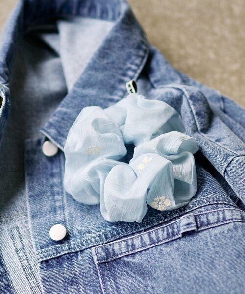 Kastane（カスタネ）の「【fiw.】フラワーステッチシュシュ（シュシュ・レディース・サックスブルー/ブラック/アイボリー・FREE）」の7枚目の写真