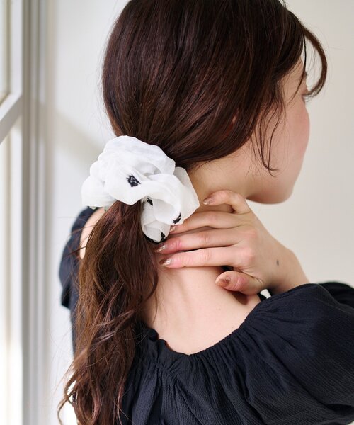 Kastane（カスタネ）の「【fiw.】フラワーステッチシュシュ（シュシュ・レディース・サックスブルー/ブラック/アイボリー・FREE）」の8枚目の写真