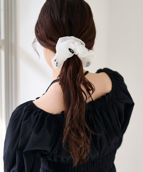 Kastane（カスタネ）の「【fiw.】フラワーステッチシュシュ（シュシュ・レディース・サックスブルー/ブラック/アイボリー・FREE）」の9枚目の写真