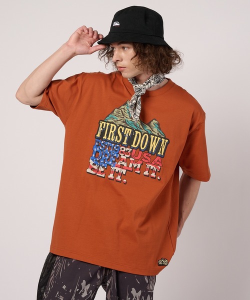 FIRST DOWN(ファーストダウン)の「グラフィック スリーブTシャツ #4(Tシャツ/カットソー・メンズ・キャメル・L/XL)」の1枚目の写真