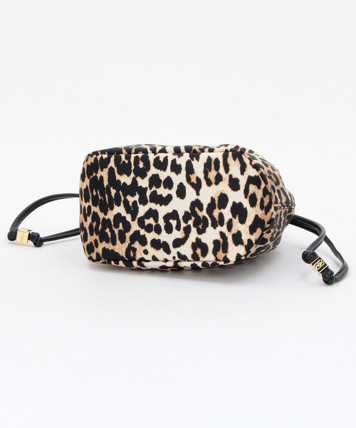 GANNI(ガニー)の「GANNI/ガニー Pouch Printed Nylon / B3010069 / レオパード柄 ナイロン キンチャク ミニバッグ(ハンドバッグ・レディース・レオパード・ONE SIZE)」の4枚目の写真