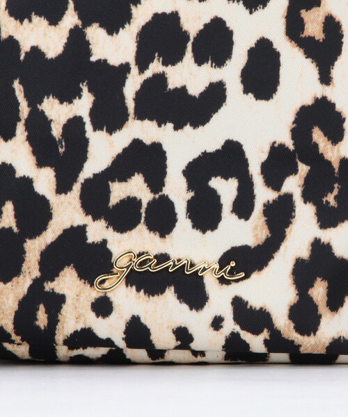 GANNI(ガニー)の「GANNI/ガニー Pouch Printed Nylon / B3010069 / レオパード柄 ナイロン キンチャク ミニバッグ(ハンドバッグ・レディース・レオパード・ONE SIZE)」の5枚目の写真