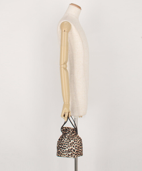 GANNI(ガニー)の「GANNI/ガニー Pouch Printed Nylon / B3010069 / レオパード柄 ナイロン キンチャク ミニバッグ(ハンドバッグ・レディース・レオパード・ONE SIZE)」の8枚目の写真
