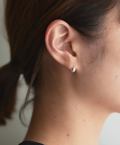 THE PAUSE(ザ ポーズ)の「【THE PAUSE】ミニフープピアス 4(ピアス(両耳用)・レディース・ゴールド/シルバー・FREE)」の4枚目の写真